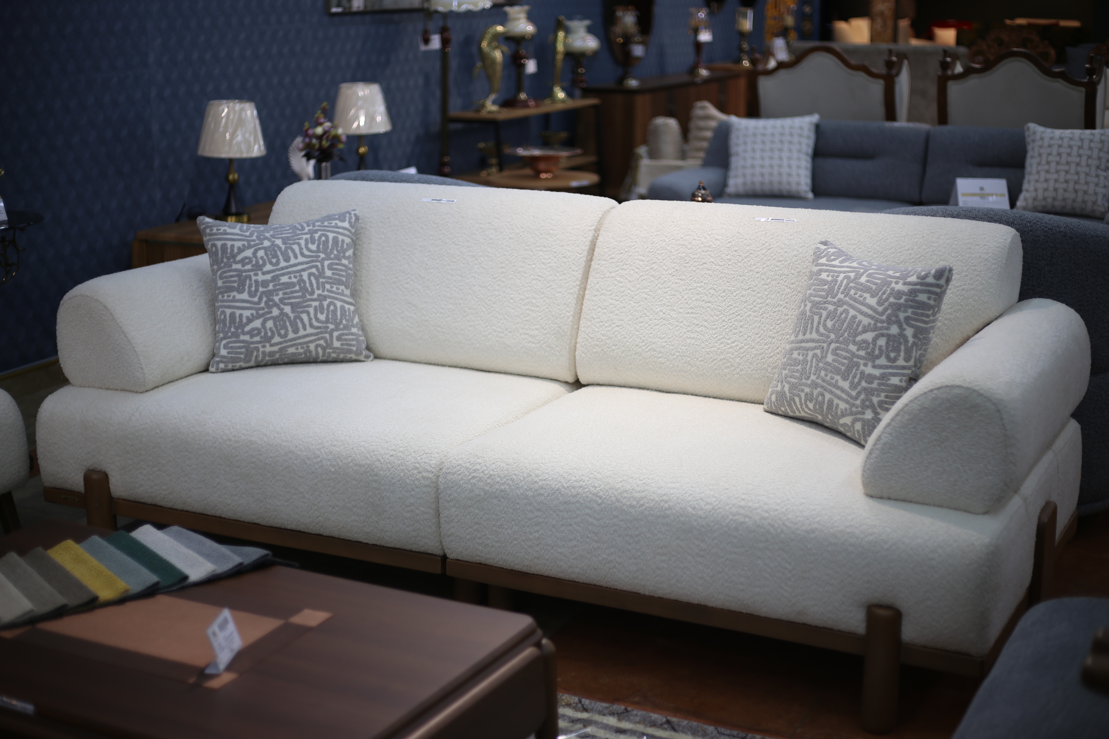 დივანი სავარძლებით