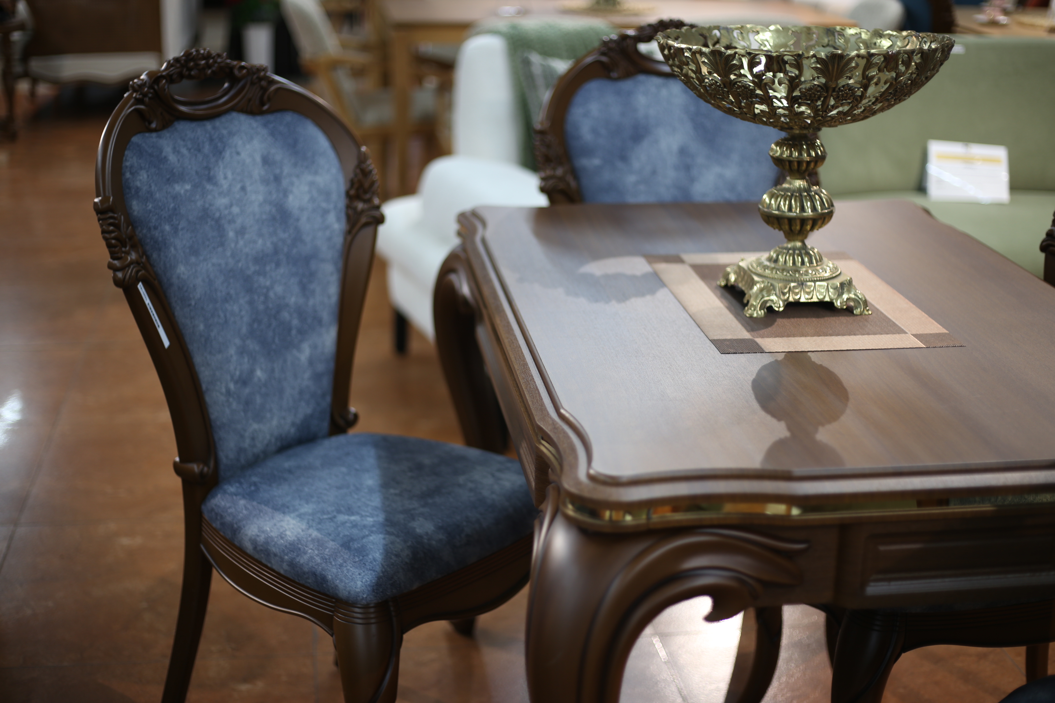 სამზარეულოს მაგიდა 4 სკამით 2