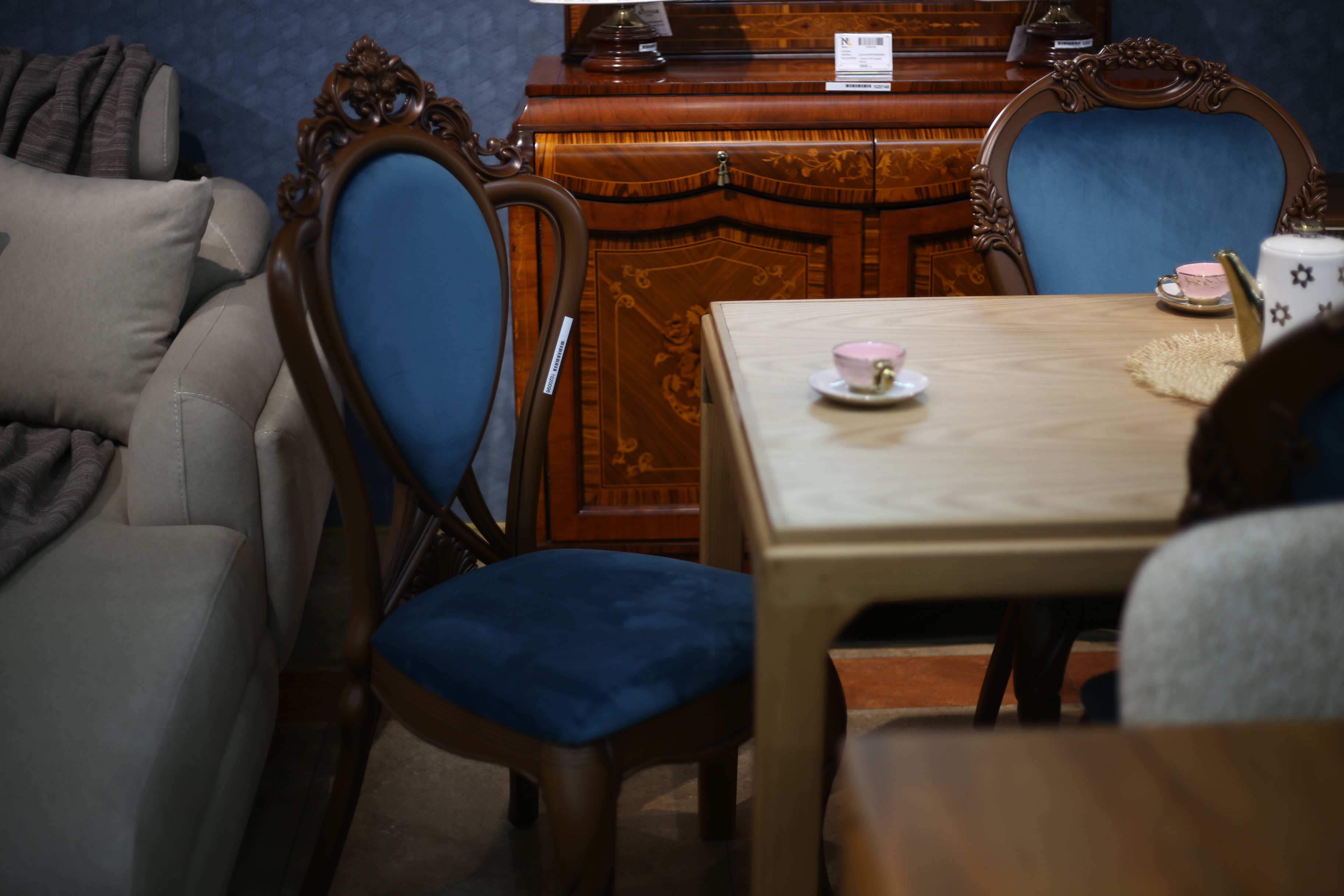 სამზარეულოს მაგიდა 4 სკამი 2