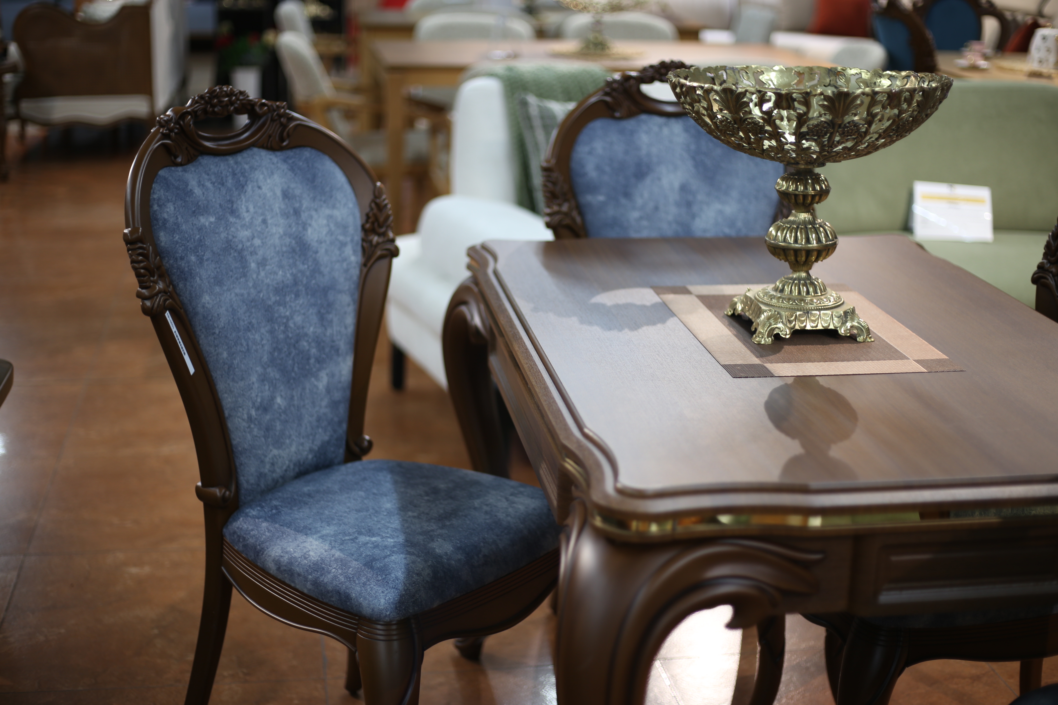 სამზარეულოს მაგიდა 4 სკამით