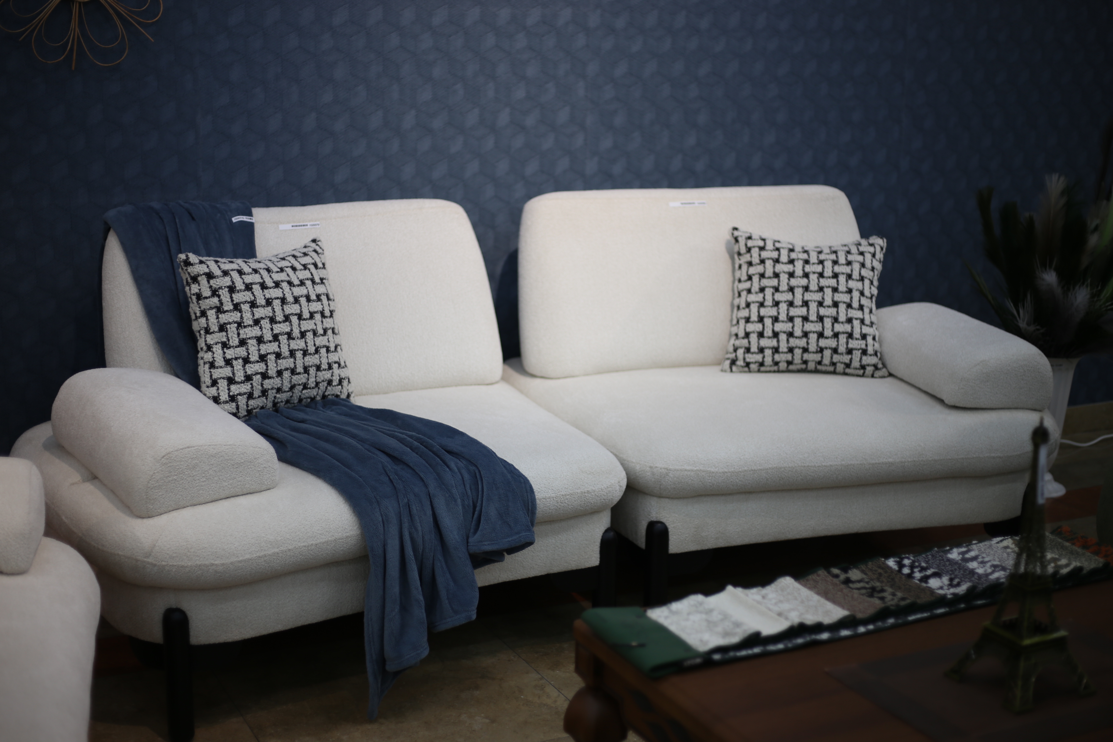 დივანი მეტალის ფეხებით 2