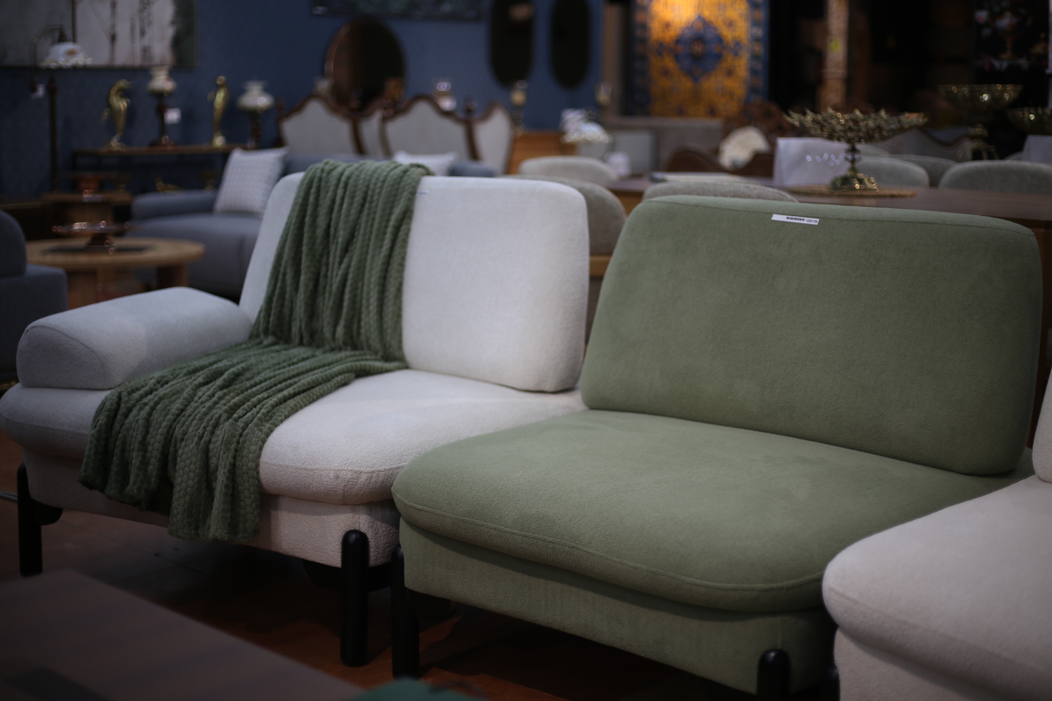 დივანი მეტალის ფეხით 4