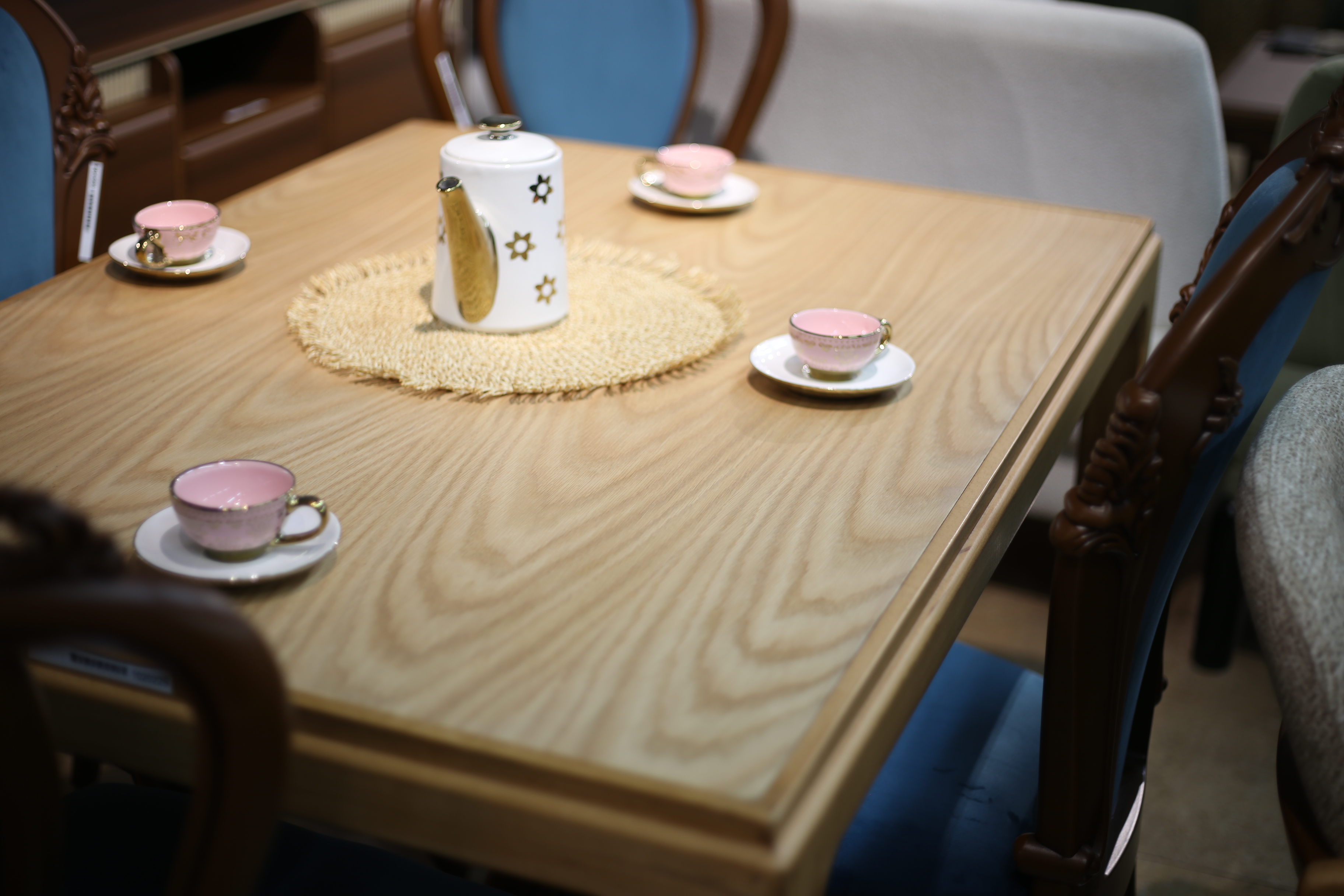 სამზარეულოს მაგიდა 4 სკამი 5