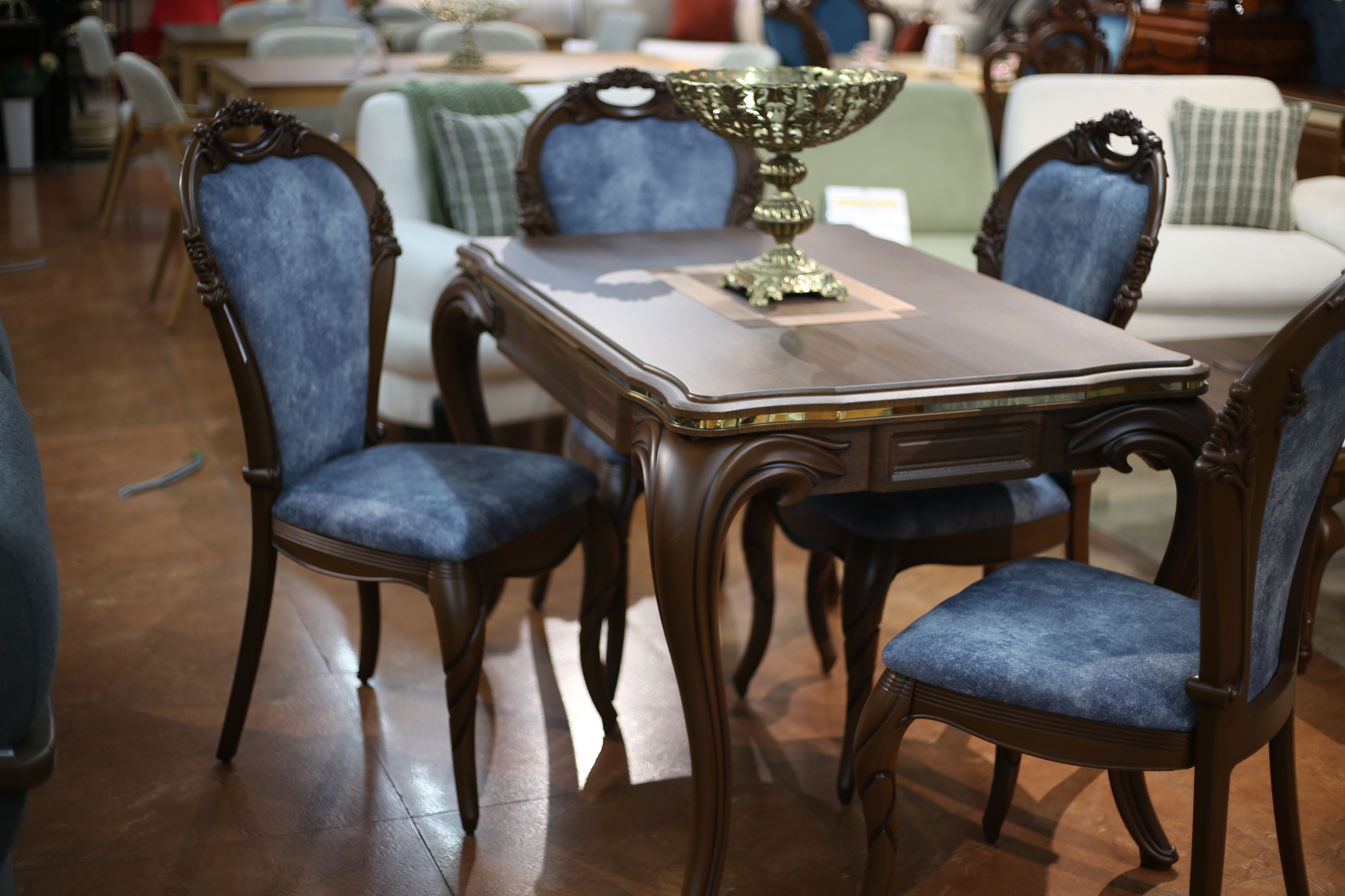 სამზარეულოს მაგიდა 4 სკამით 3