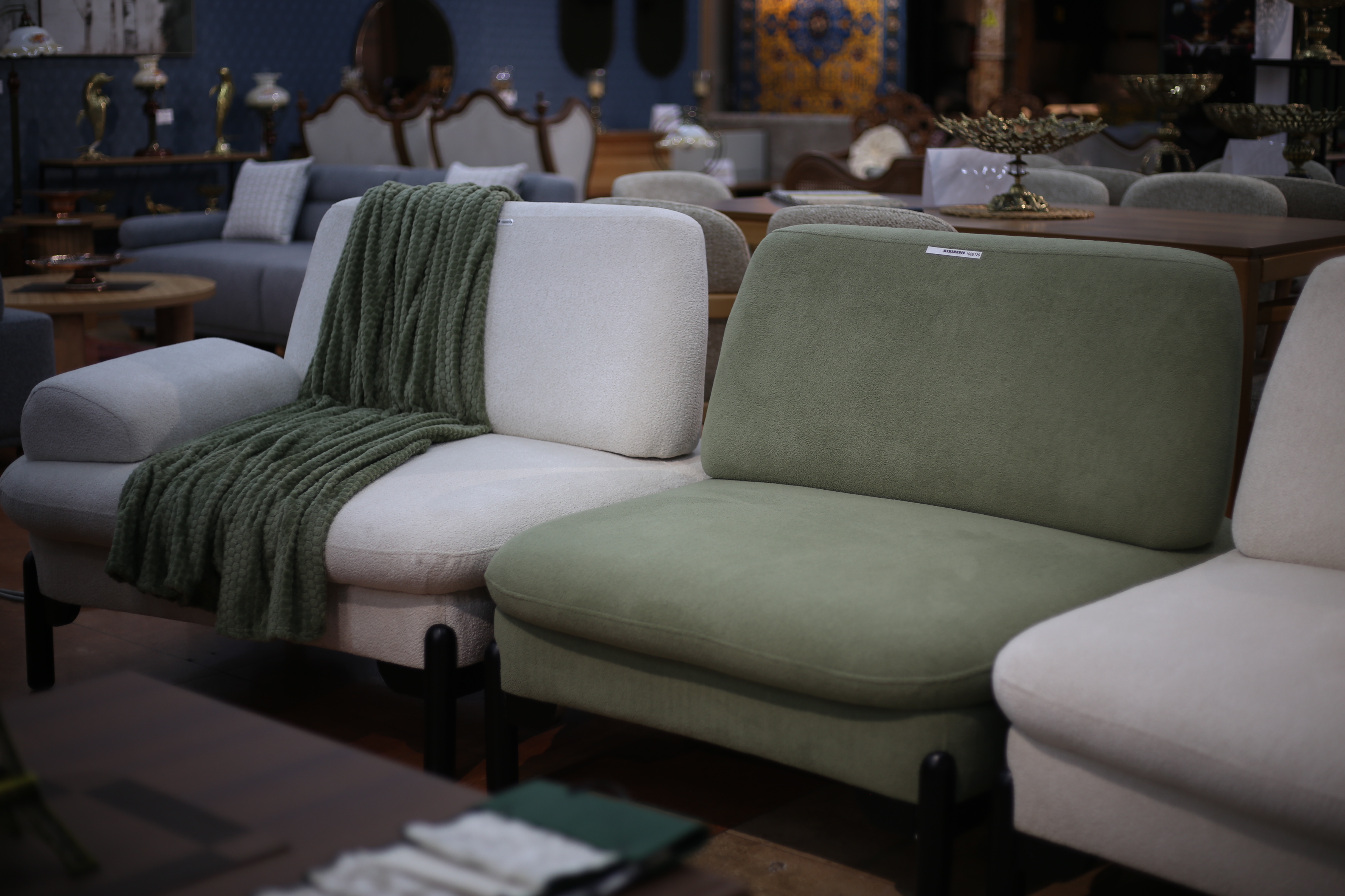 დივანი მეტალის ფეხით 3