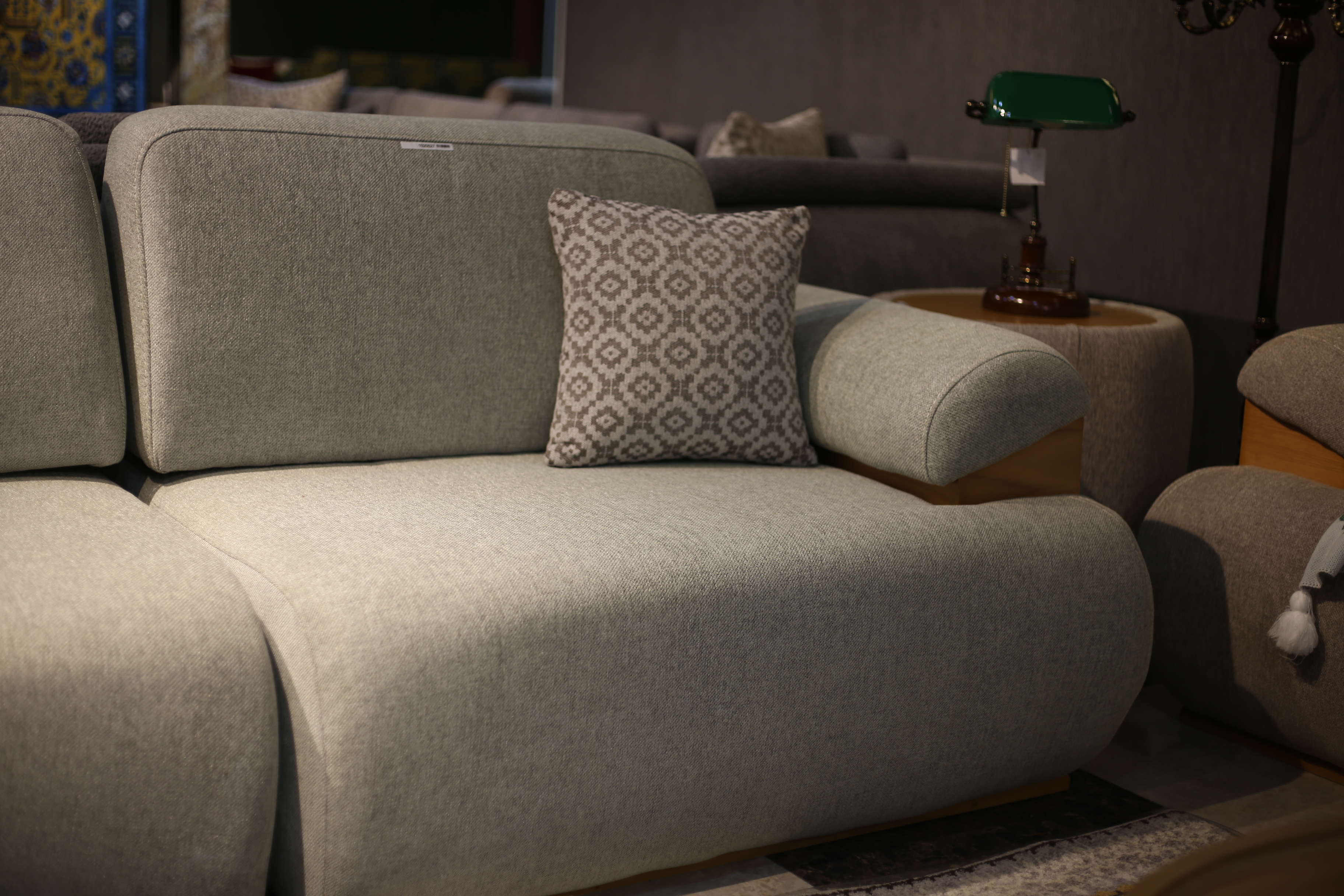 დივანი 2 სავარძლითა და ყავის მაგიდით 4