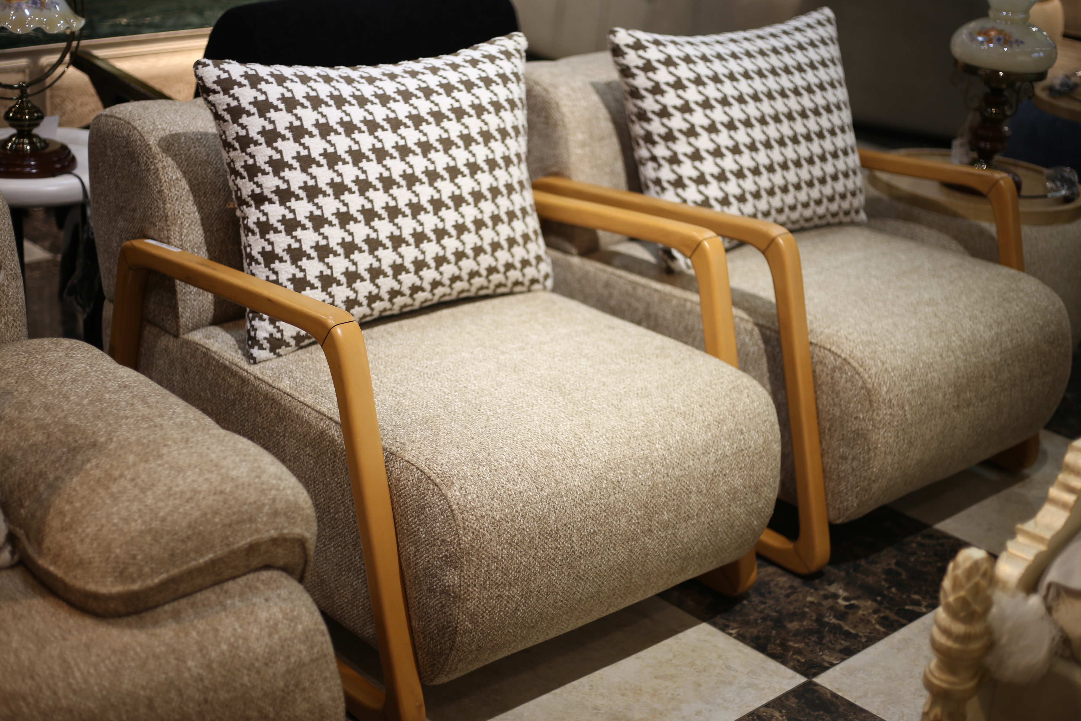 სამეული დივანი, სავარძლებით 4