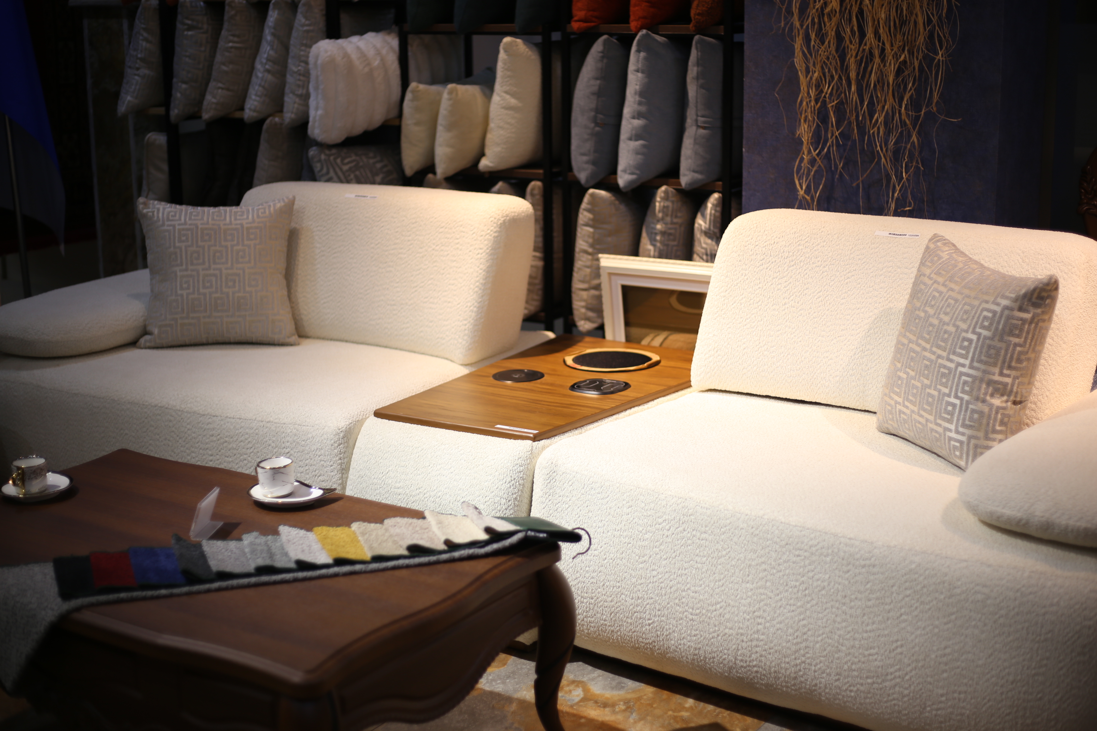 დივანი დინამიკით