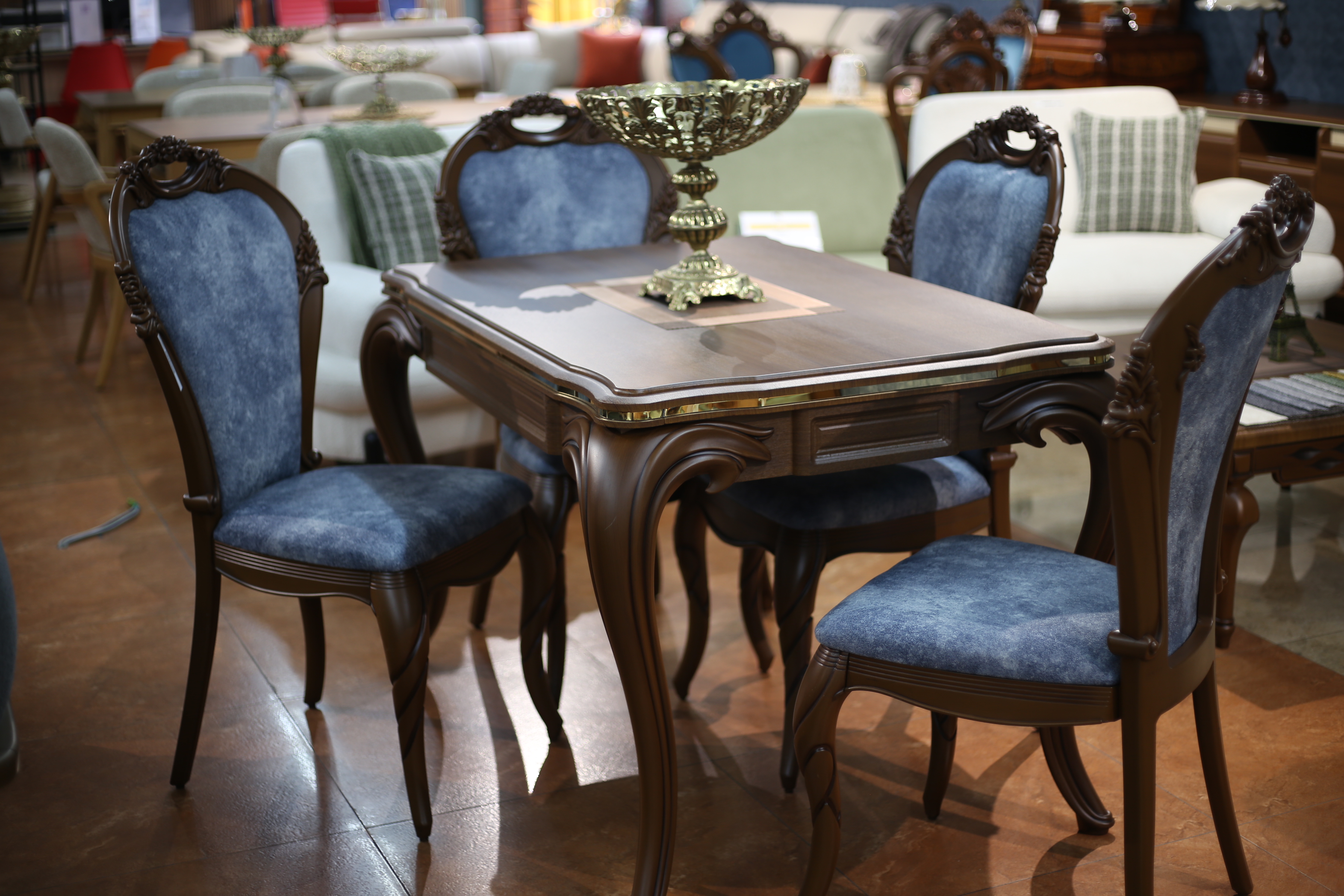 სამზარეულოს მაგიდა 4 სკამით 4