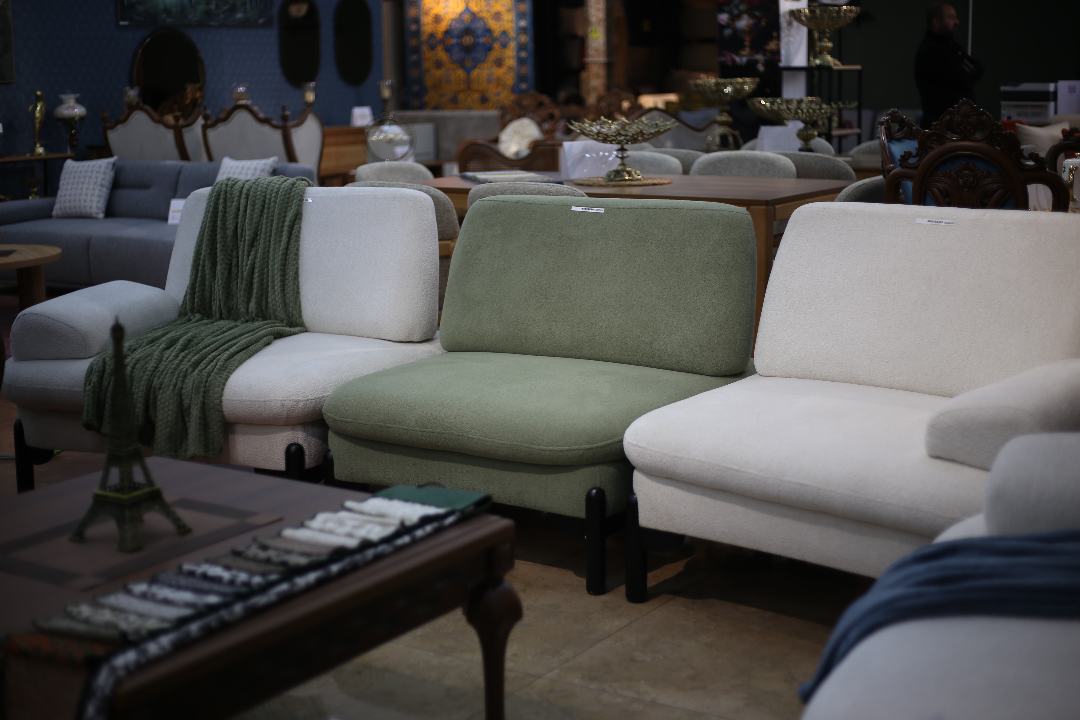 დივანი მეტალის ფეხით 2