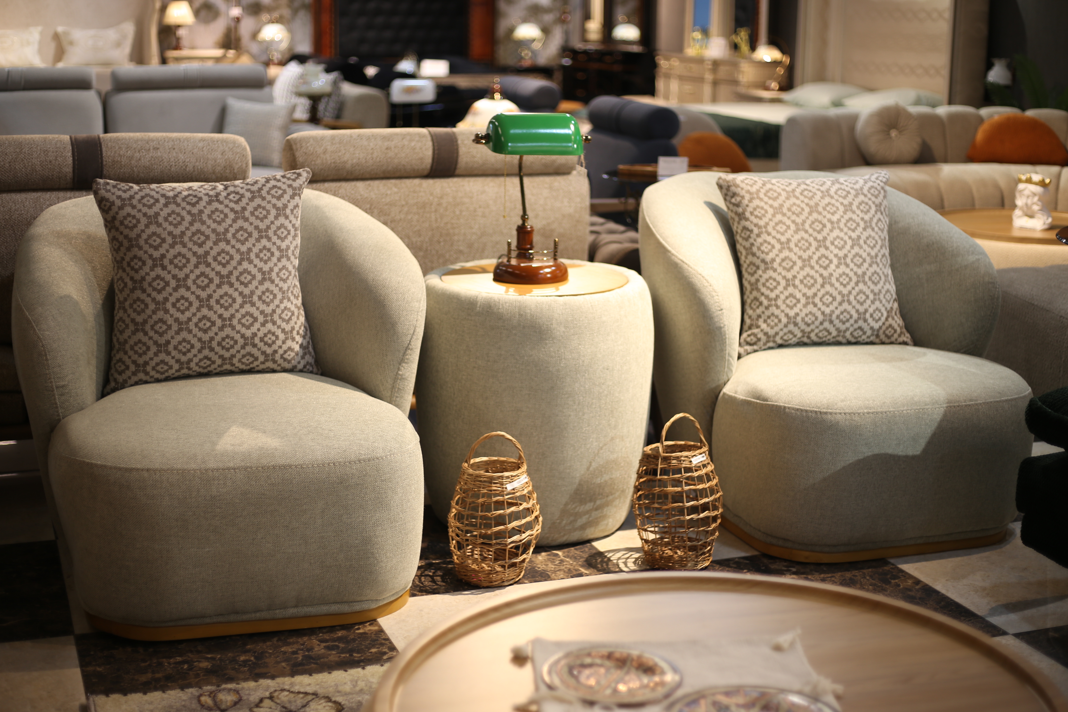 დივანი 2 სავარძლითა და ყავის მაგიდით 5