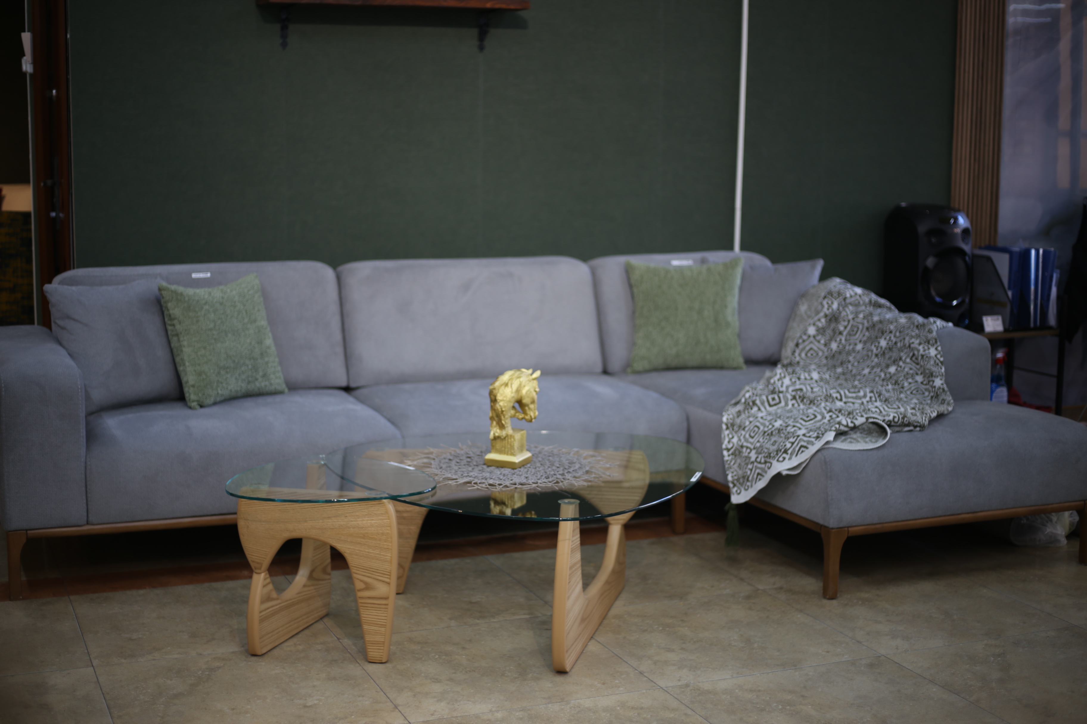 დივანი L კუთხე 4