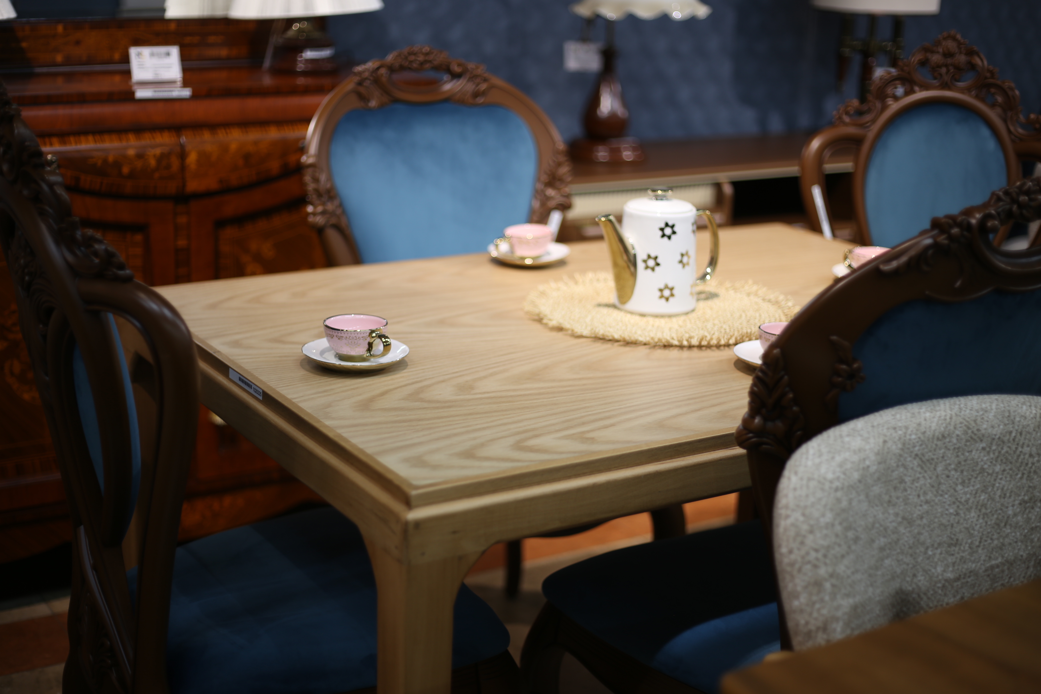 სამზარეულოს მაგიდა 4 სკამი